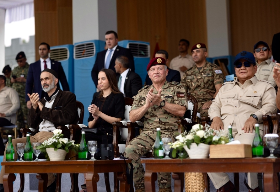 الملك والرئيس الإندونيسي يحضران في جاكرتا مجريات تمرين عسكري مشترك للطائرات المسيرة