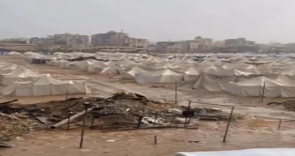 المنخفض الجوي يغرق خيام النازحين في غزة ويضاعف معاناة 1.5 مليون نازح