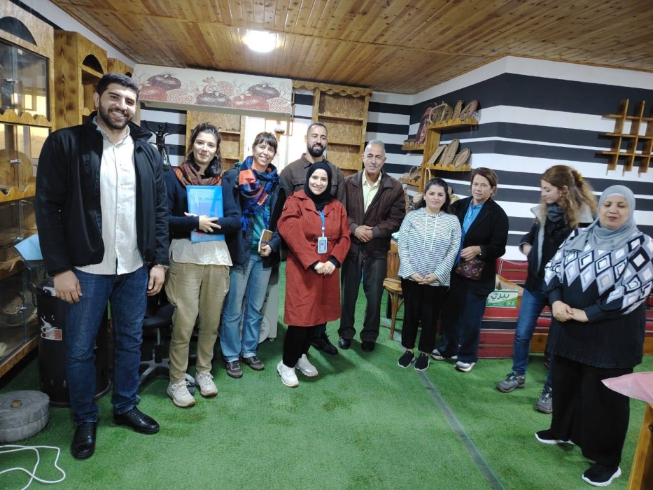 وفد إسباني وعربي يزور تعاونية كفرسوم للاطلاع على مشاريع الرمان والتنمية الريفية