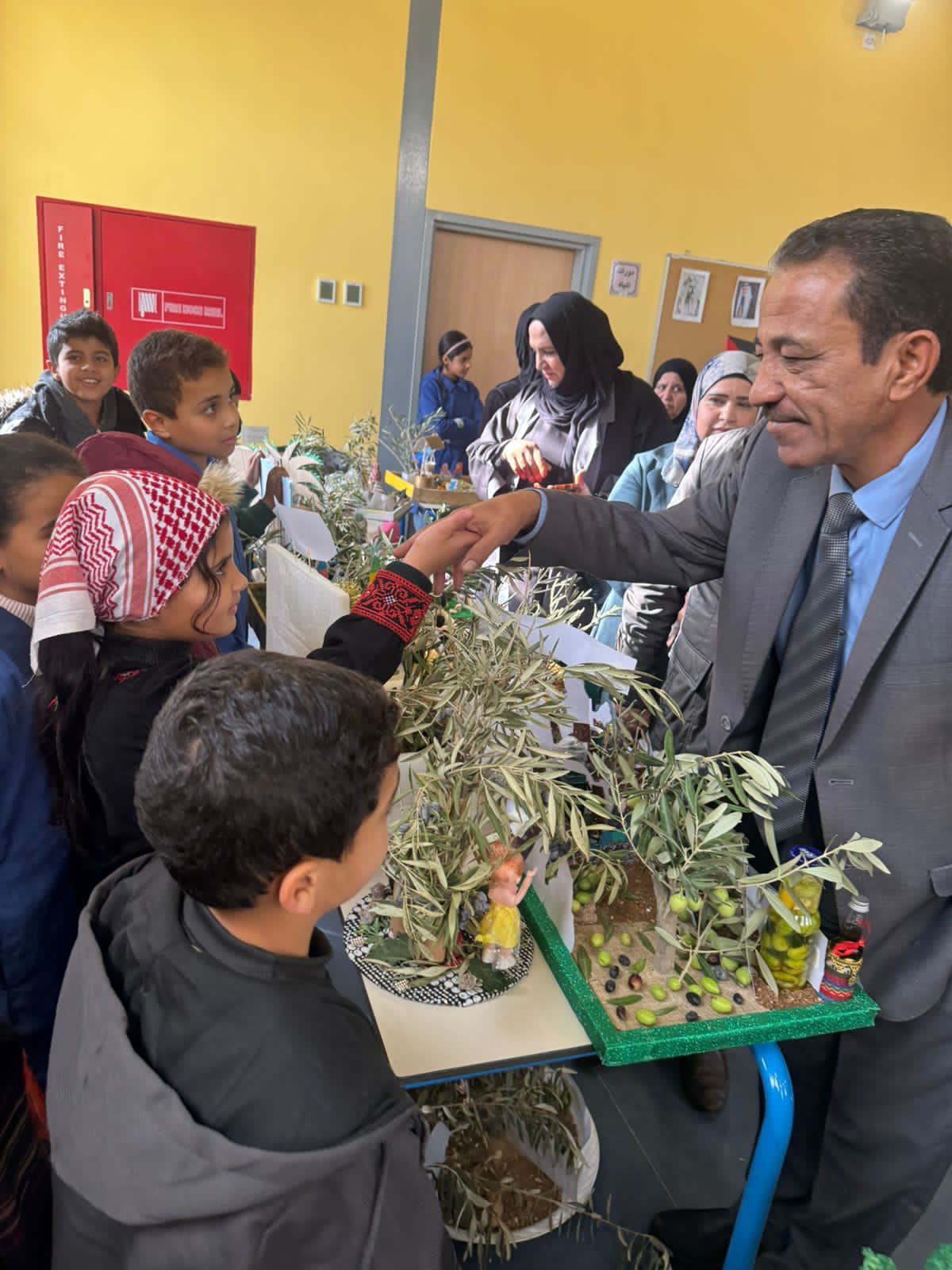 مدير تربية الموقر يفتتح معرضي الزيتون التراثي والوفاء للحسين في مدارس النقيرة