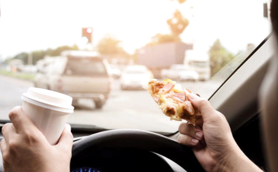 هل الأكل والشرب بالسيارة يعد مخالفة؟