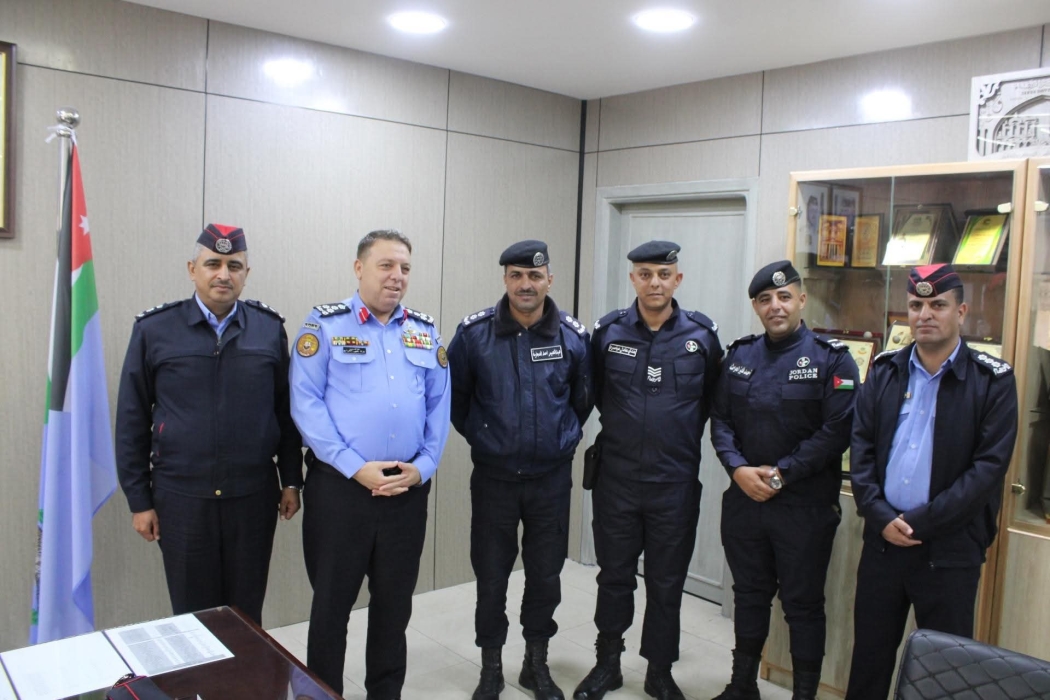 مدير شرطة محافظة الزرقاء يكرم عدد من مرتبات الامن العام ...صور