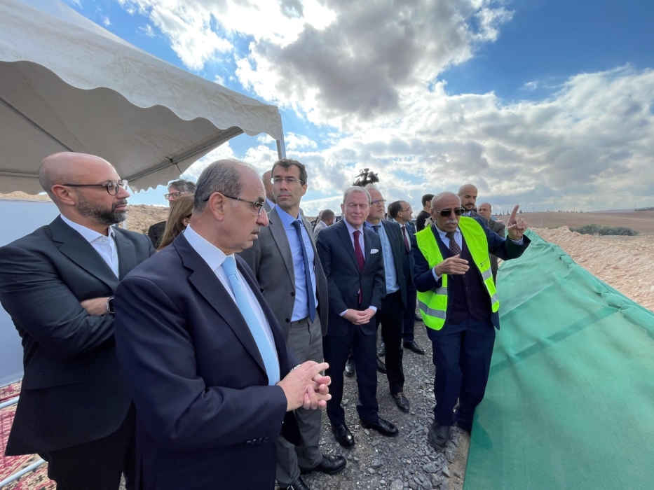 وزير الإدارة المحلية يضع حجر الأساس لمشروع تطوير وإعادة تأهيل مكب نفايات الأكيدر