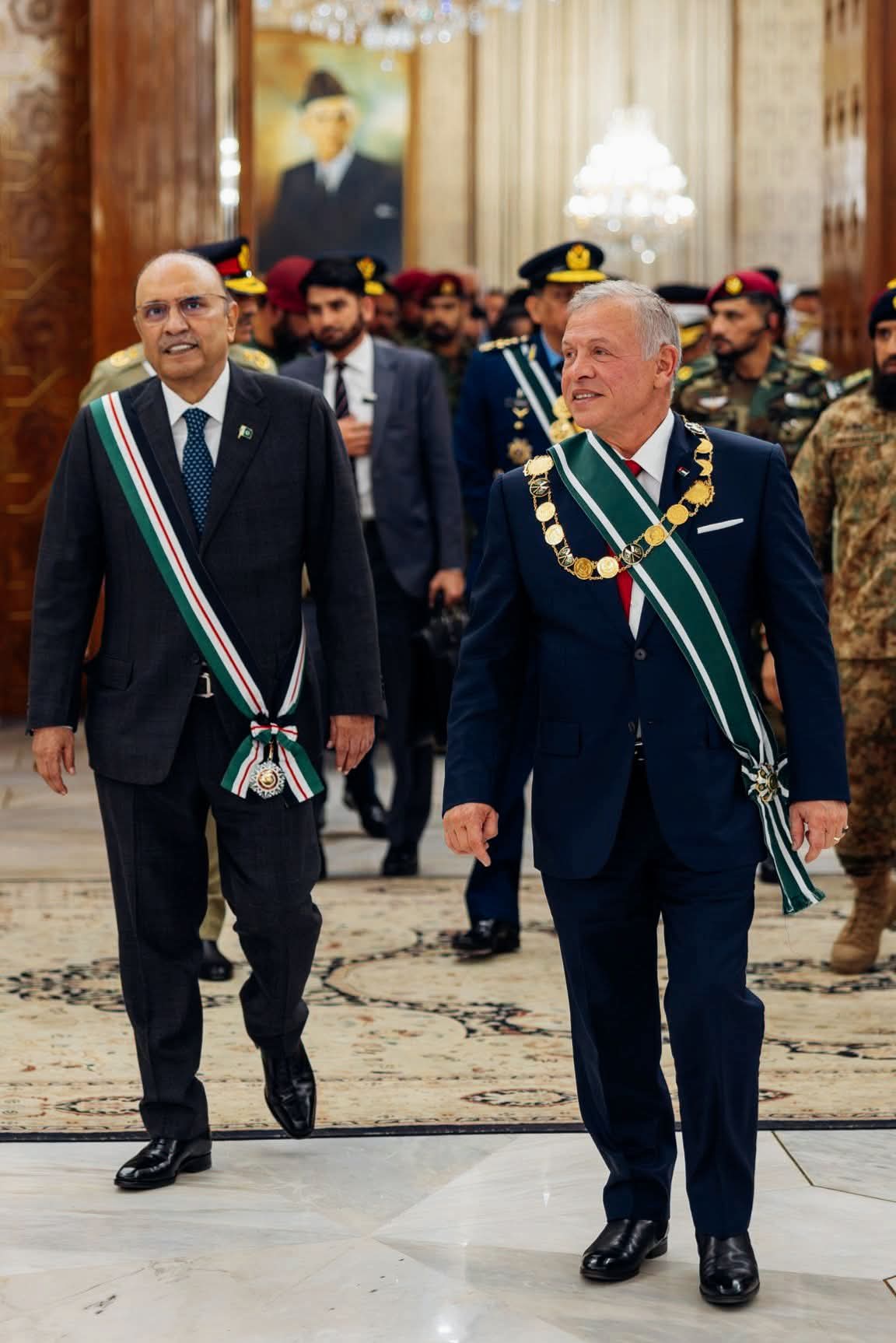 الرئيس الباكستاني يمنح الملك وسام نيشان باكستان الفخري