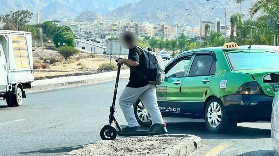 السكوتر الكهربائي: واقع جديد يفرض نفسه في شوارع العقبة