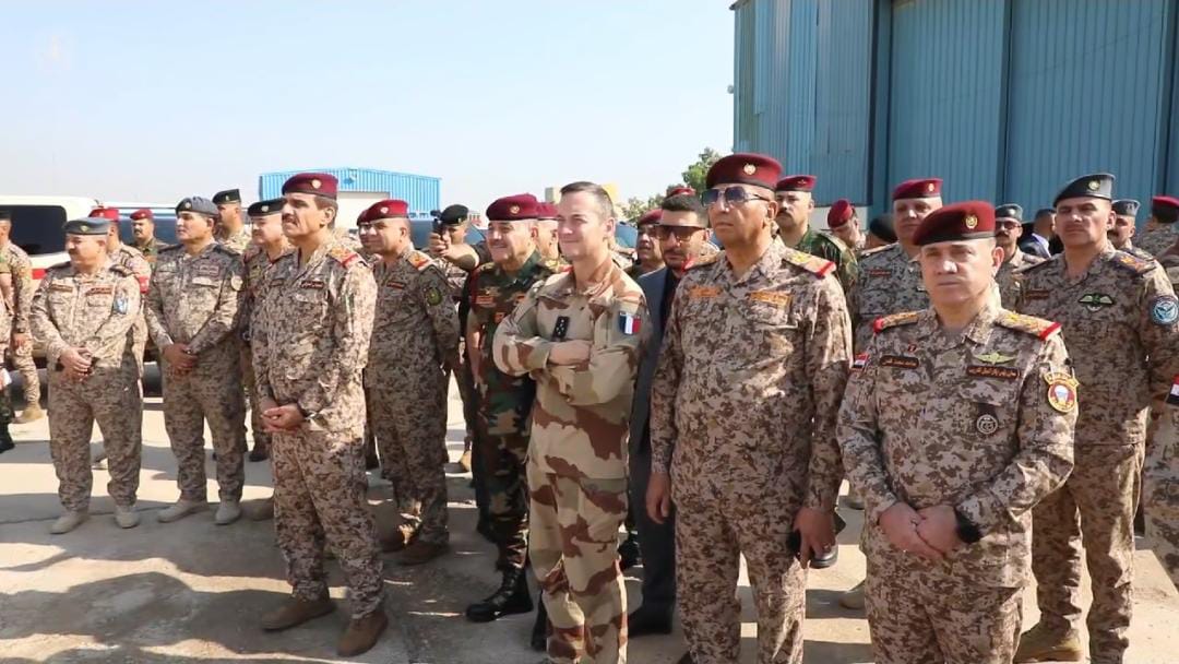 رئيس أركان الجيوش الفرنسية يقلد قائد طيران الجيش العراقي بوسام الطيران الفرنسي
