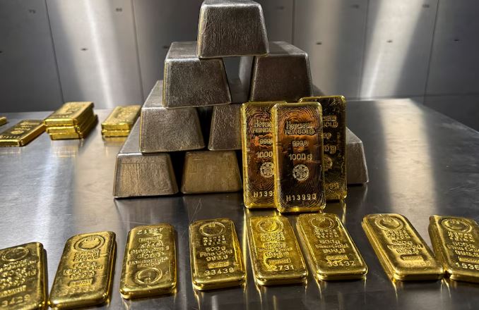 ارتفاع طفيف للذهب مع تحول التركيز إلى البيانات الأمريكية