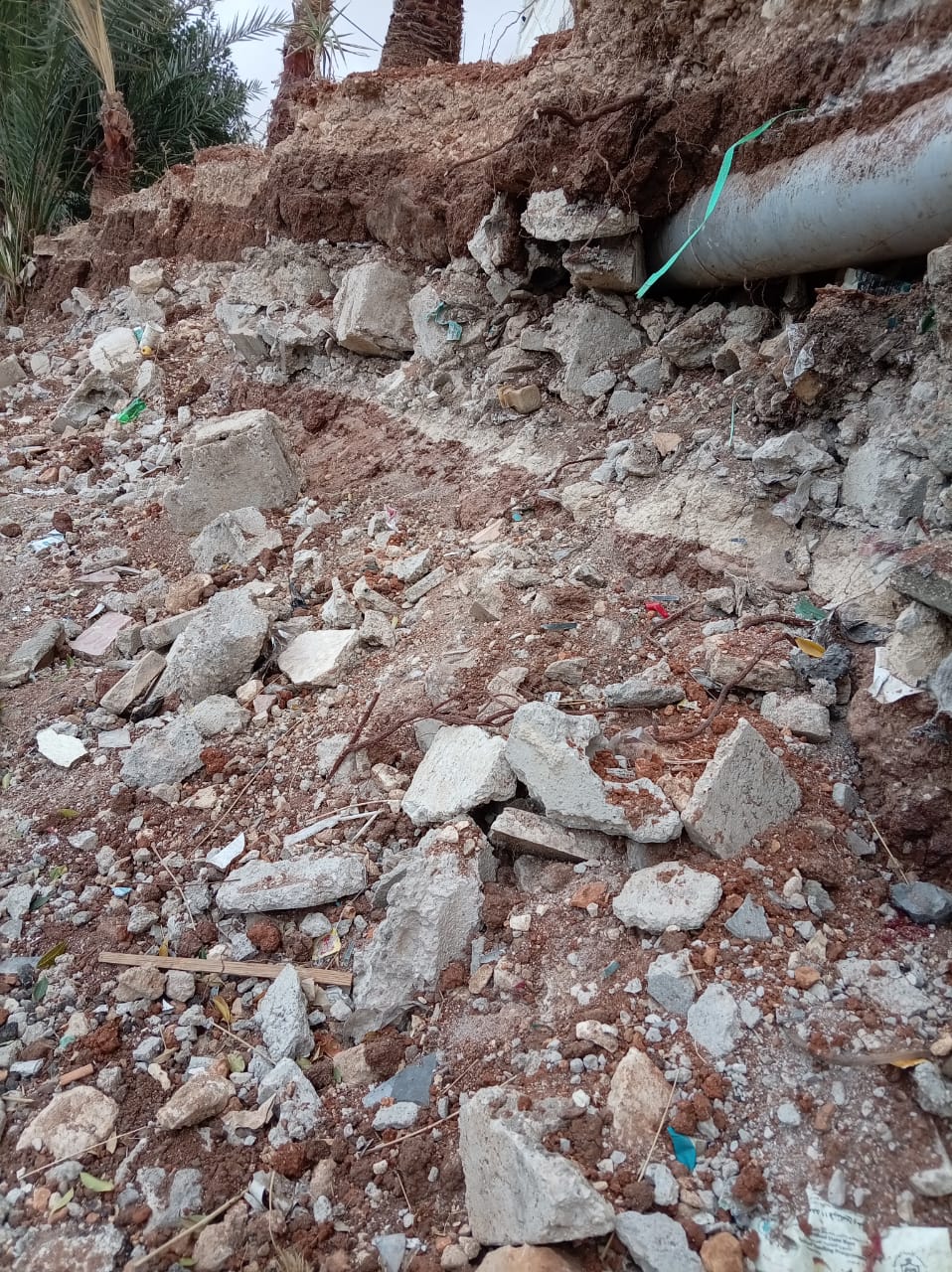 انهيار سور مسجد القادسية يهدد أرواح الأهالي ويستدعي تدخلاً عاجلاً