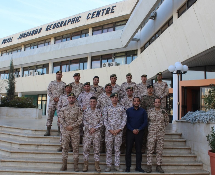زيارة ميدانية لكلية الأمير الحسين الفنية العسكرية إلى المركز الجغرافي الملكي