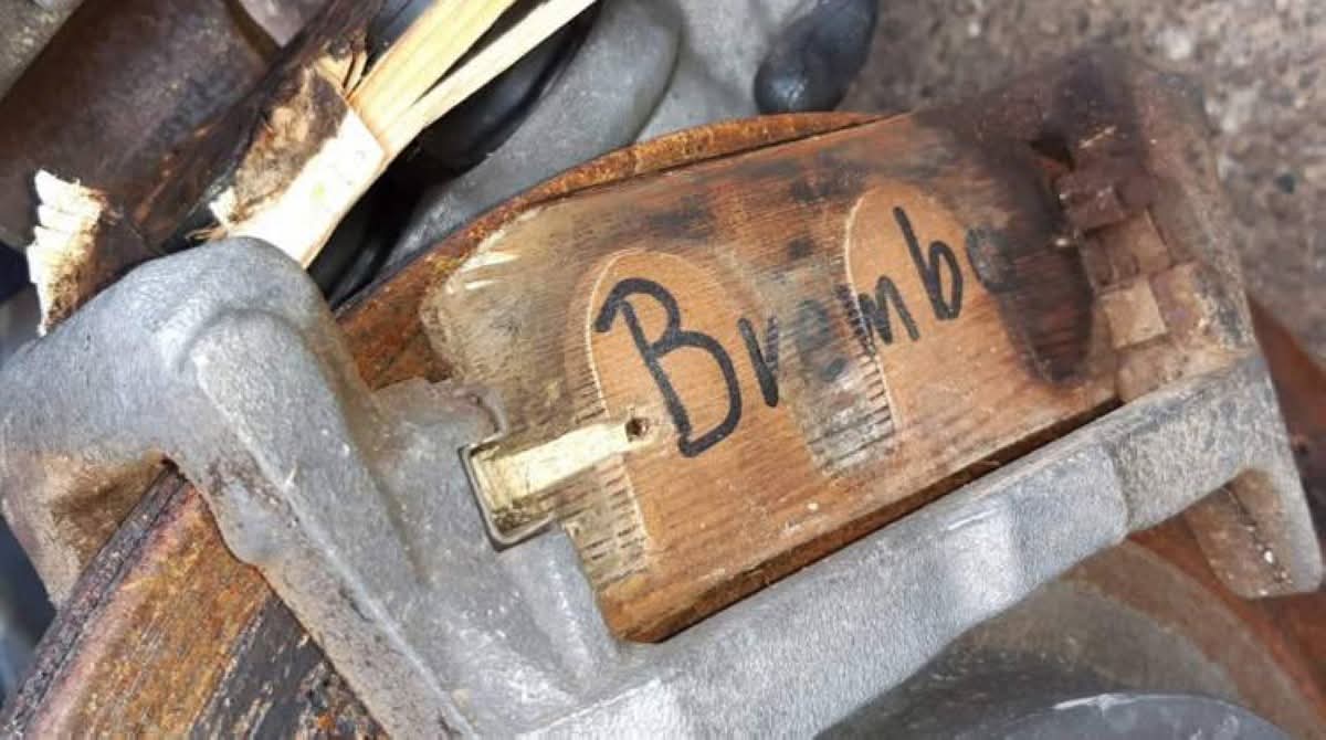 اشترى سيارة فاخرة.. وفوجئ بـ فرامل خشبية