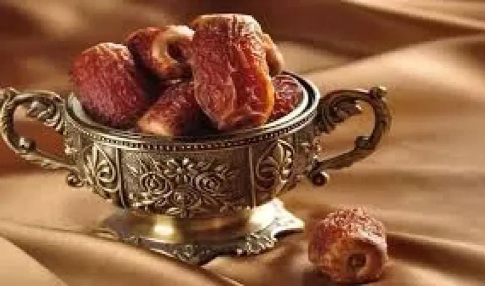 التمر الطازج أم المجفف؟ خبيرة تغذية تكشف الفرق الصادم الذي يهم كل امرأة تهتم بصحتها ورشاقتها!”