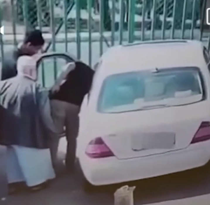 سرقة تنكة زيت من حاج مُسن في عمّان … حادثة مؤلمة تهزّ مواقع التواصل