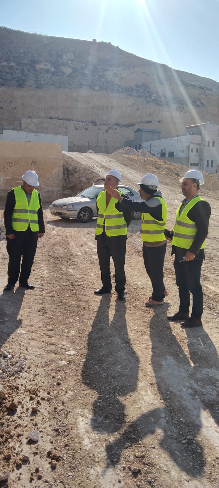 اللصاصمة والختاتنة يتابعان أعمال الصيانة في مدرسة بلاط الشهداء