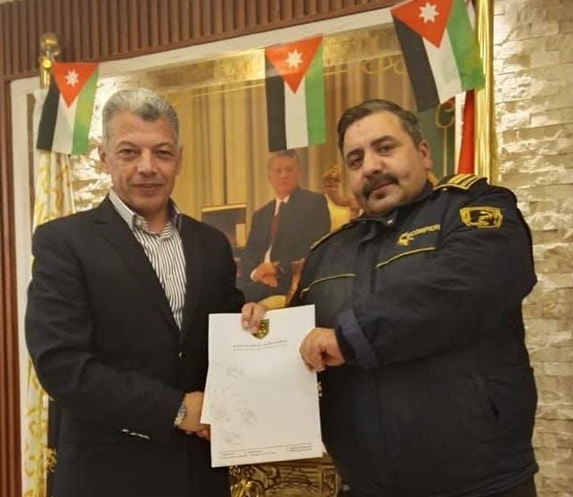 المدير التنفيذي محمد الزيود يكرّم موظف العقرب للأمن والحماية مراد العقايلة لشجاعته في إحباط عملية سرقة