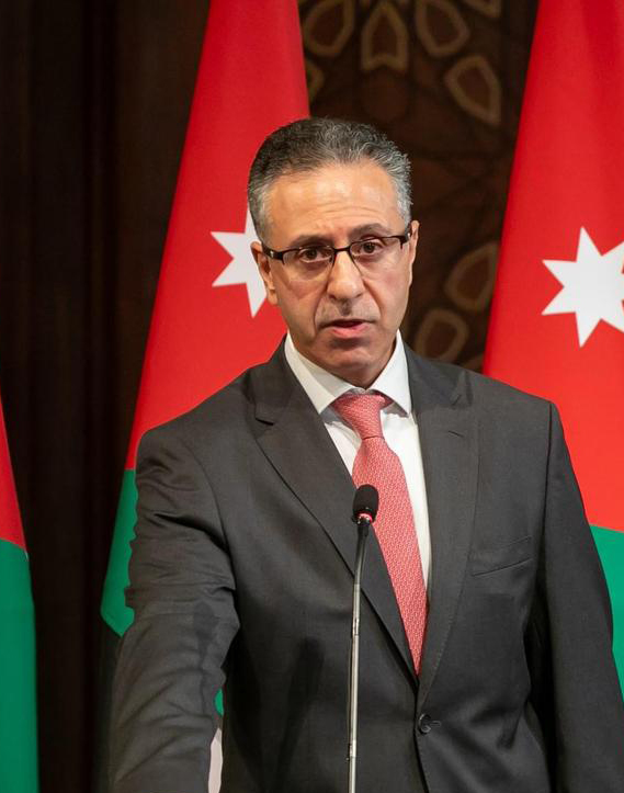 وزير الصناعة يتفقد مصانع في القطرانة ويؤكد دعم الحكومة للاستثمارات