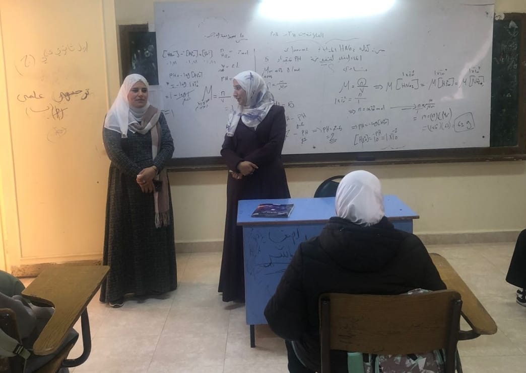 اثناء زيارتها لمدرسة فقوع الثانوية للبنات ..  بني عطية تؤكد اهمية مبادرة لمدرستي انتمي في تحسين البيئة المدرسية وتطويرها