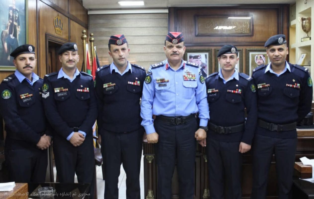 مدير شرطة إربد يُكرم طاقم محطة أمنية