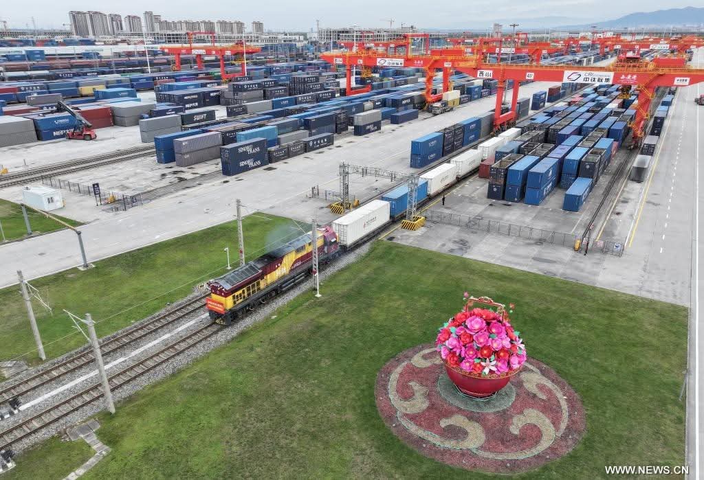 ارتفاع حركة قطارات الشحن بين الصين وأوروبا عبر محطة شيآن الدولية بنسبة 16.3...صور