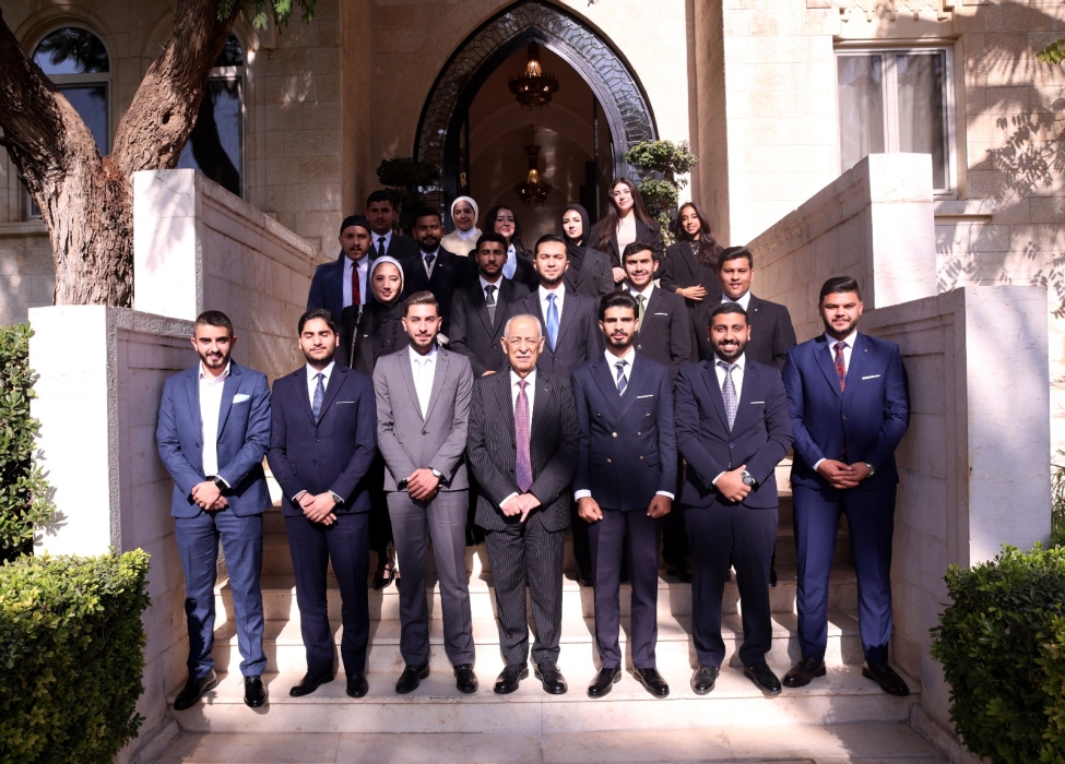 رئيس الديوان الملكي خلال لقائه فعاليات شعبية وطلبة جامعيين...صور