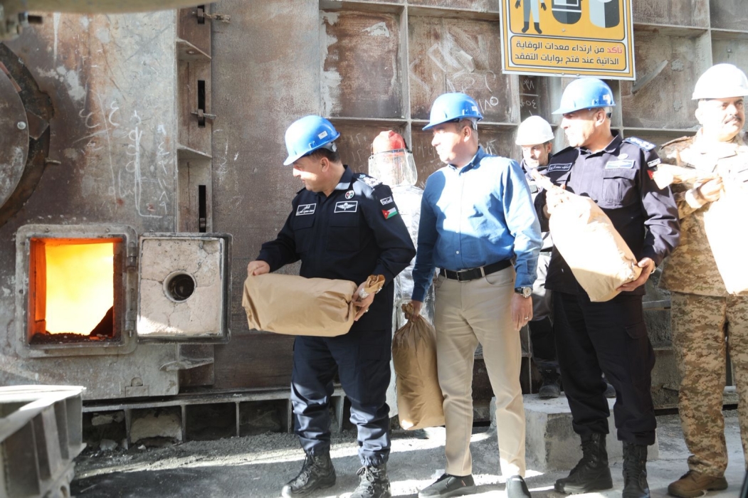 الأمن العام يتلف كميات كبيرة من المواد المخدرة، ضُبطت في ( 4048 ) قضية