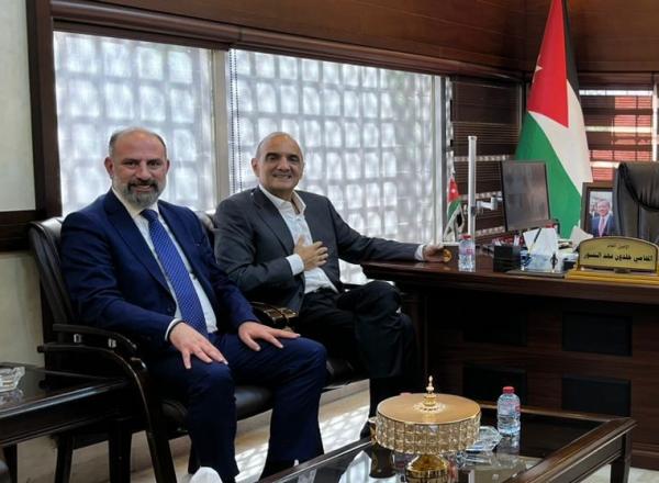 رئيس الوزراء السابق الخصاونة يباشر تدريبه في معهد المحامين