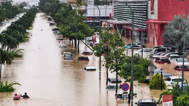 فيضانات فيتنام تودي بحياة 16 شخصا