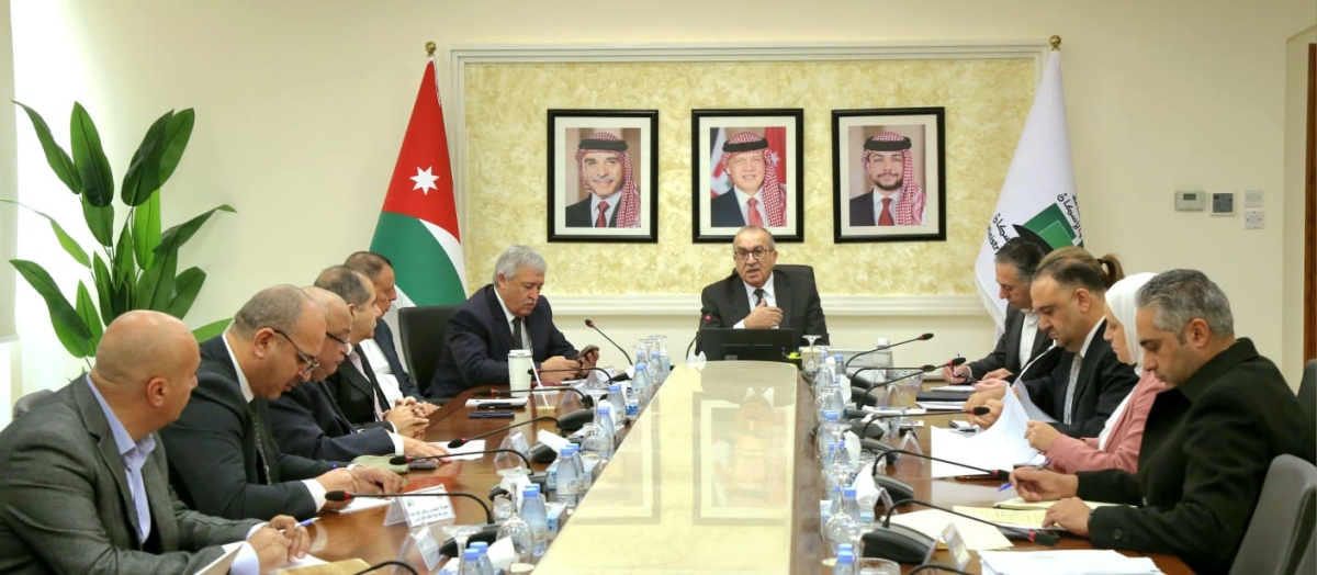 الحكومة تبحث خطط تطوير جسر الملك حسين وتعزيز كفاءة المراكز الحدودية