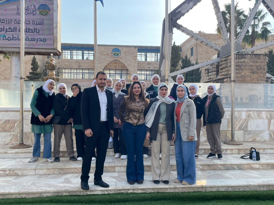 جامعة الزرقاء تستقبل وفدًا من مدرسة فاطمة الزهراء الثانوية المهنية للبنات
