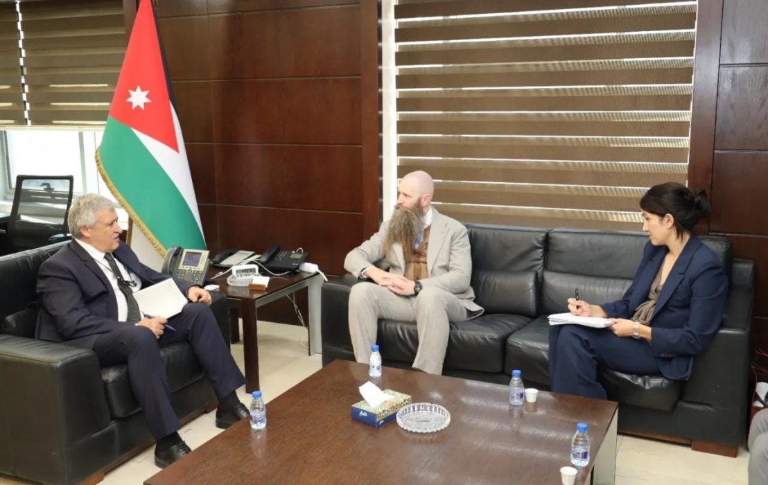 السفير الأمريكي: مستعدون لتقديم الدعم لقطاع النقل في الاردن