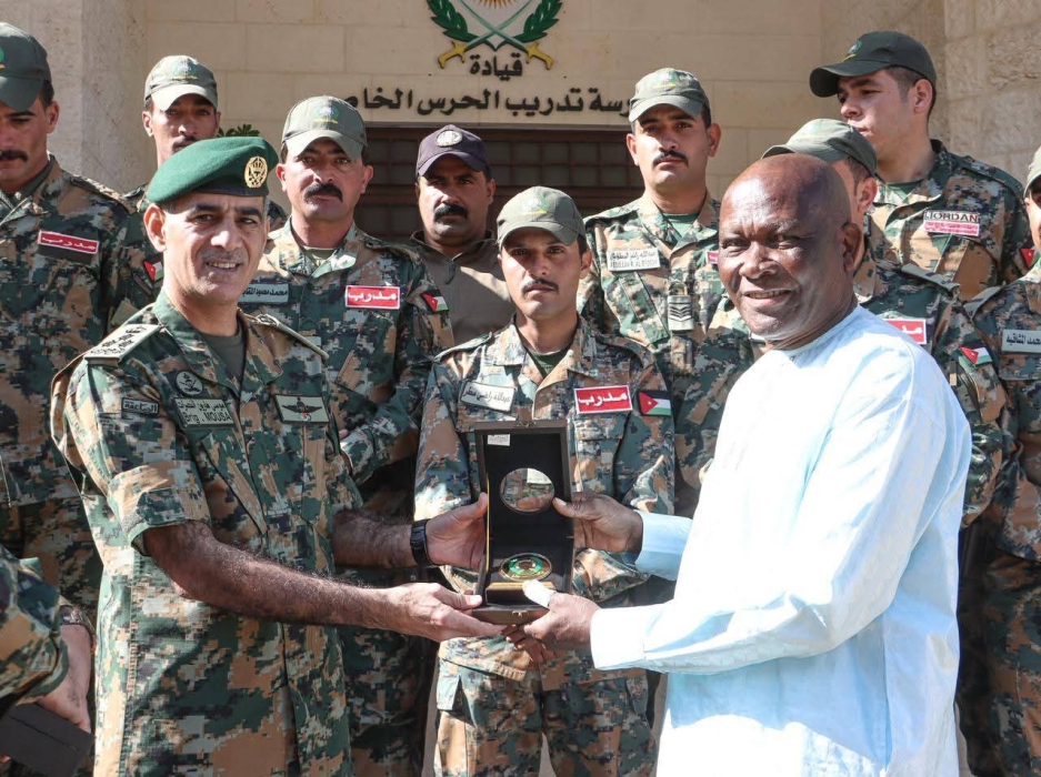 نائب وزير دفاع سيراليون يزور مدرسة تدريب الحرس الملكي الخاص