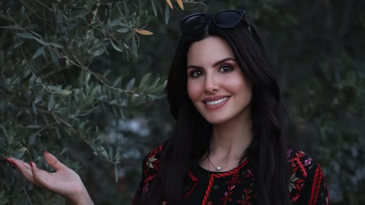 من هي نادين أيوب؟.. المتسابقة الفلسطينية التي تخطف الأنظار في ملكة جمال الكون