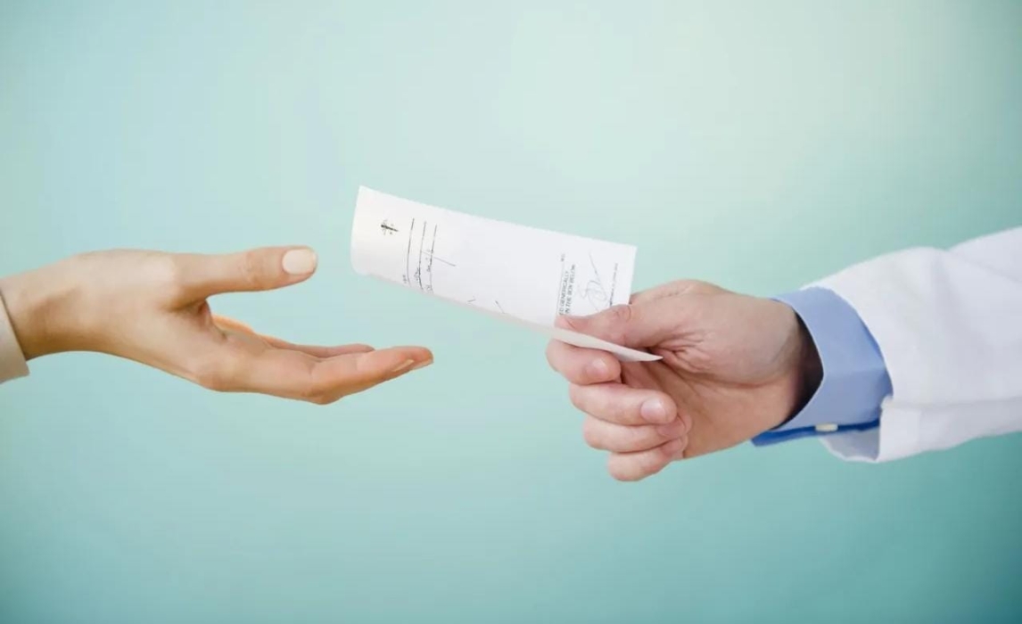 خبير أمني أردني... يكشف تورّط طبيب سبعيني ببيع وصفات مخدّرات فارغة لمروّج مقابل 50 دينارًا