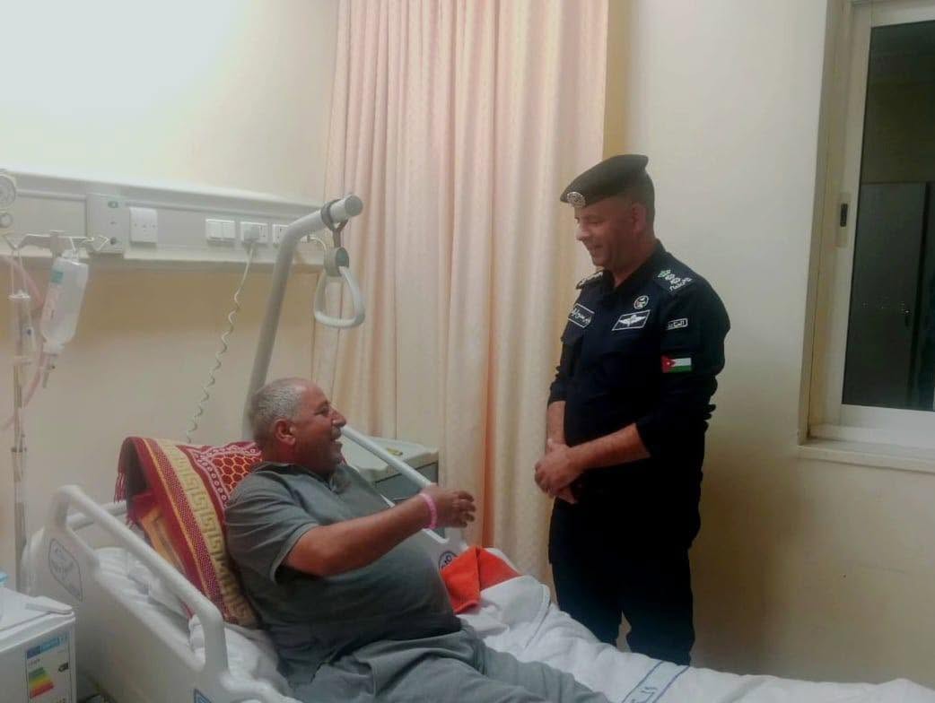 نائب مدير شرطة إربد يزور العقيد المتقاعد الخالدي على سرير الشفاء