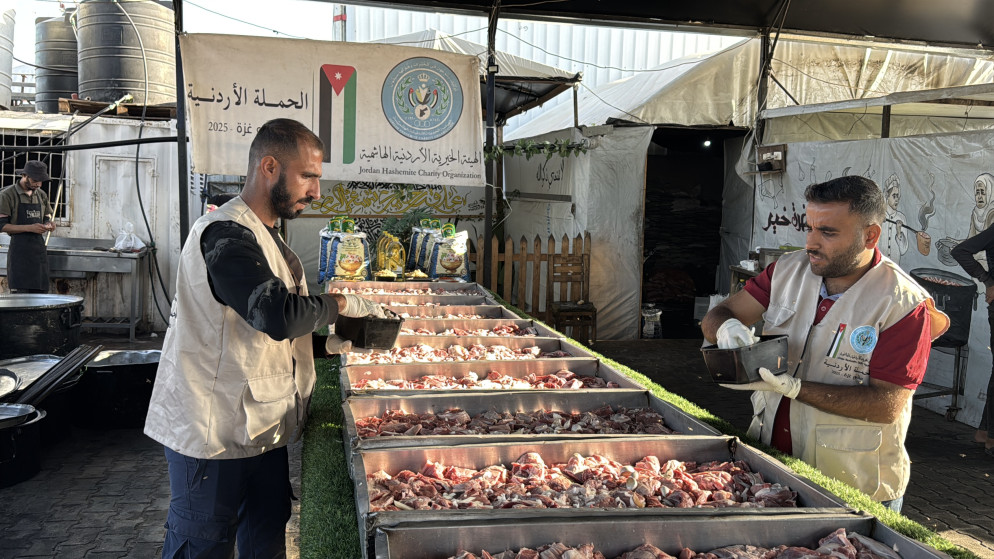 الحملة الأردنية الإغاثية توزع وجبات أرز ولحم على النازحين جنوب قطاع غزة... صور