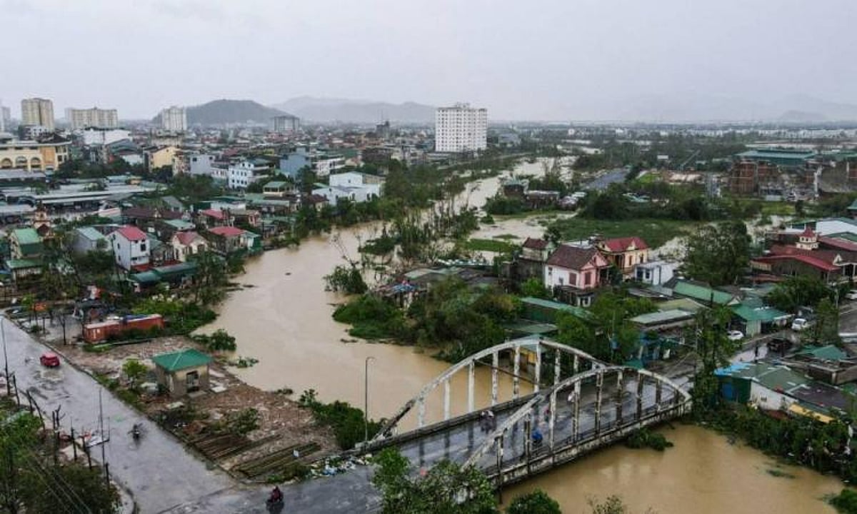 ارتفاع حصيلة ضحايا الفيضانات والانهيارات الأرضية في وسط فيتنام إلى 55 شخصً