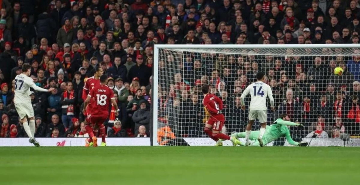 سقوط مدوٍّ لليفربول على أنفيلد بثلاثية أمام نوتنغهام.. وغضب جماهيري يهدد مستقبل سلوت