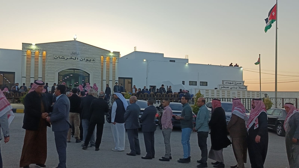 توافد وطني واسع يملأ ديوان الخريشا لمواساة فقيد الدولة