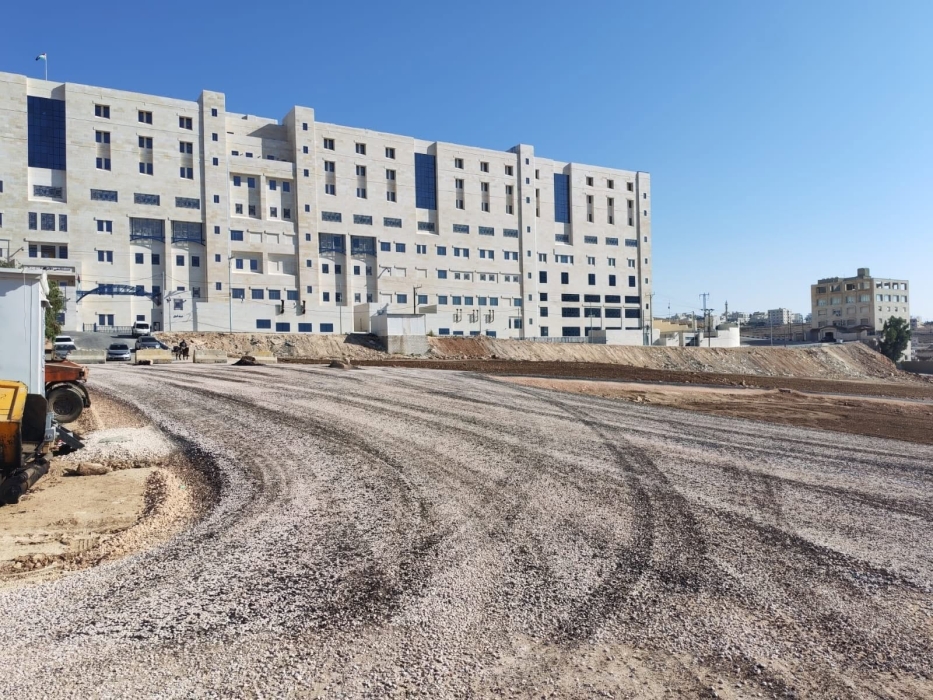 بلدية إربد الكبرى تشرع بتجهيز الطرق المحيطة بمستشفى الأميرة بسمة للتعبيد...صور