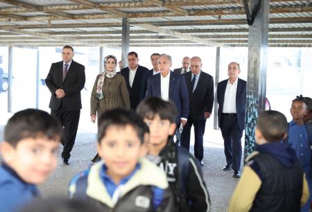 حسان يبدأ جولة ميدانية في الزرقاء بتفقد مدرسة جبل الأمير فيصل