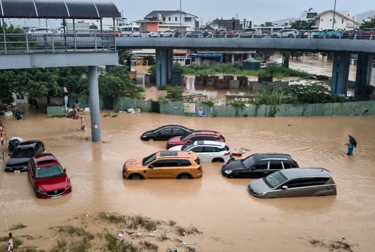 ارتفاع عدد ضحايا الفيضانات في فيتنام إلى 90 قتيلا