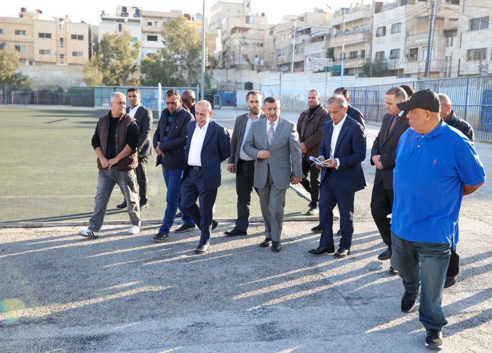 رئيس الوزراء يتفقّد الملعب البلدي في الزرقاء ويوجّه بصيانته...صور