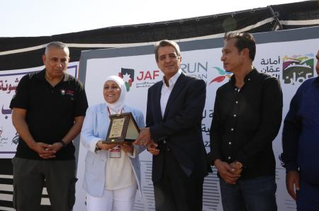 وزير الشباب يكرم مديرة تربية الشونة الجنوبية