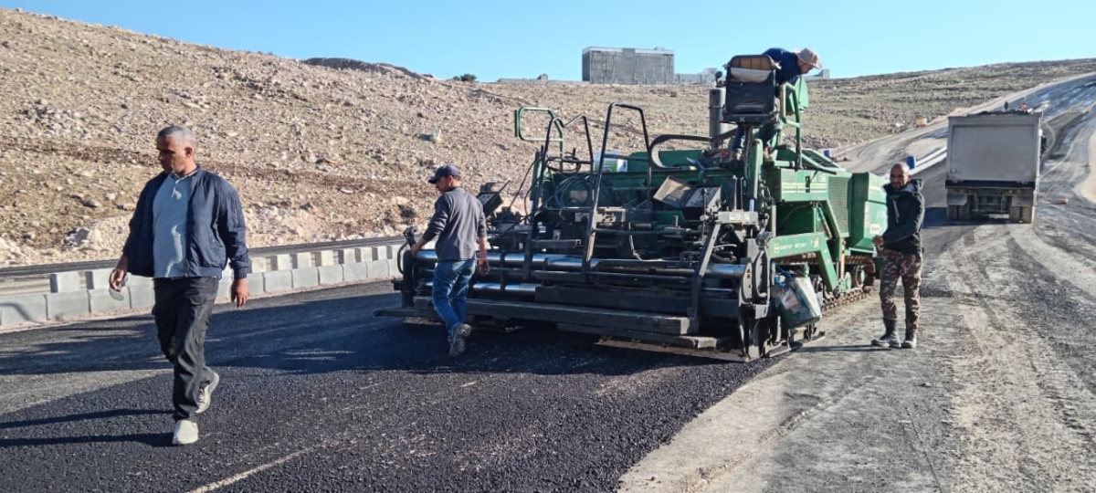 بلدية السلط الكبرى تباشر أعمال المرحلة النهائية من مشروع توسعة مدخل مدينة السلط الرئيسي ...صور