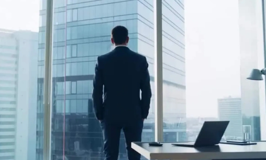 رجال أعمال يفسدون السياسة في الأردن .. والسبب مصالحهم !