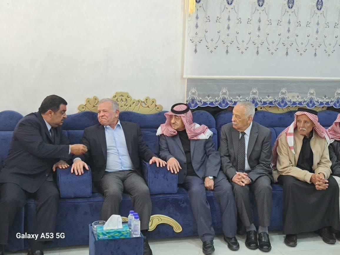 جلالة الملك عبدالله الثاني يقدّم واجب العزاء بوفاة الشيخ جمال حديثة الخريشا