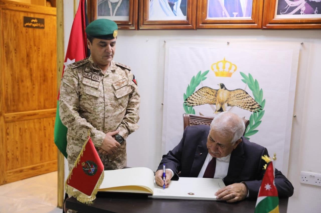 اللواء المتقاعد المعايطة يلقي محاضرة لطلبة العلوم العسكرية في الجامعة الأردنية