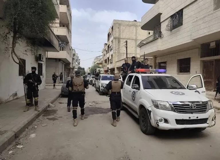 هدوء حذر في حمص.. تعزيزات أمنية وحظر تجول ممتد بعد ليلة توتر