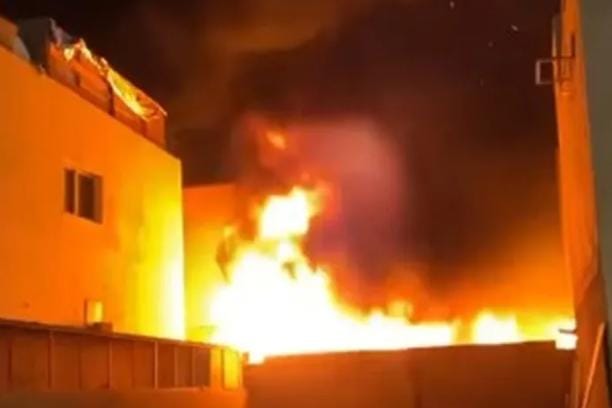 عاجل ..حريق ضخم يندلع في المنطقة الحرفية بالعقبة