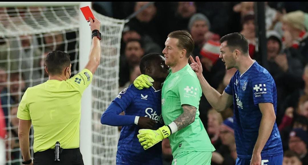 حادثة غريبة في الدوري الإنجليزي.. طرد لاعب لاشتباكه مع زميله