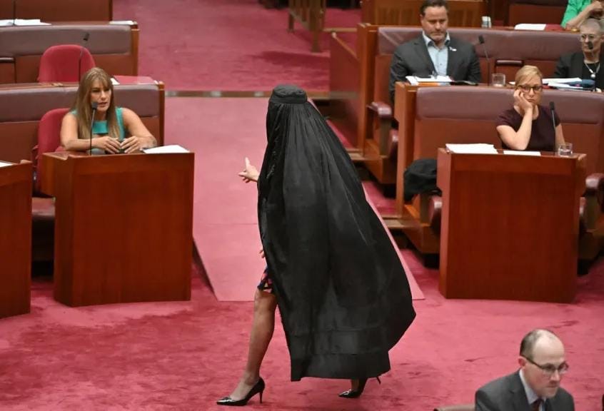 نائبة تثير جدلًا محتدمًا في البرلمان الأسترالي بارتداء النقاب